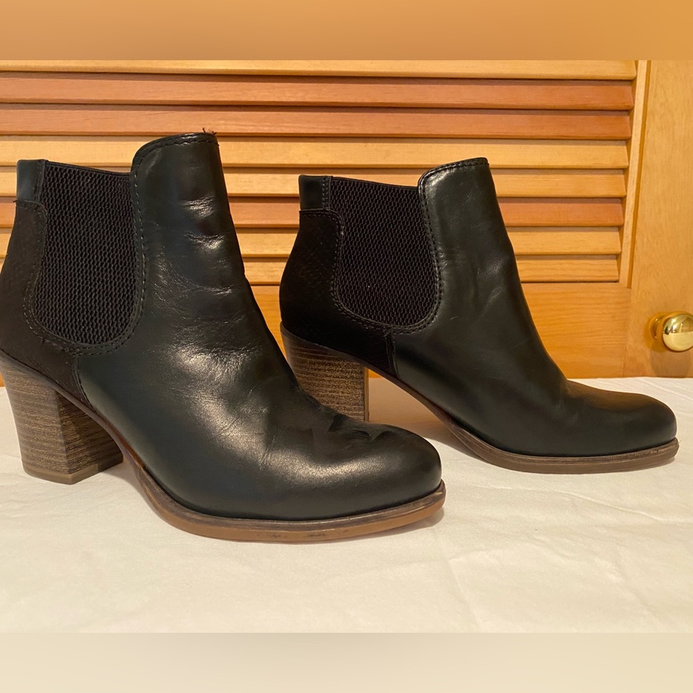 Tamaris blank leather stacked healed boots
